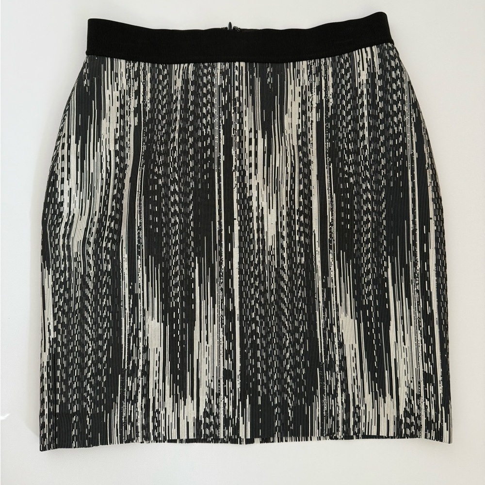NWT - Ann Taylor Black and White Patterned Women's Skirt size 6